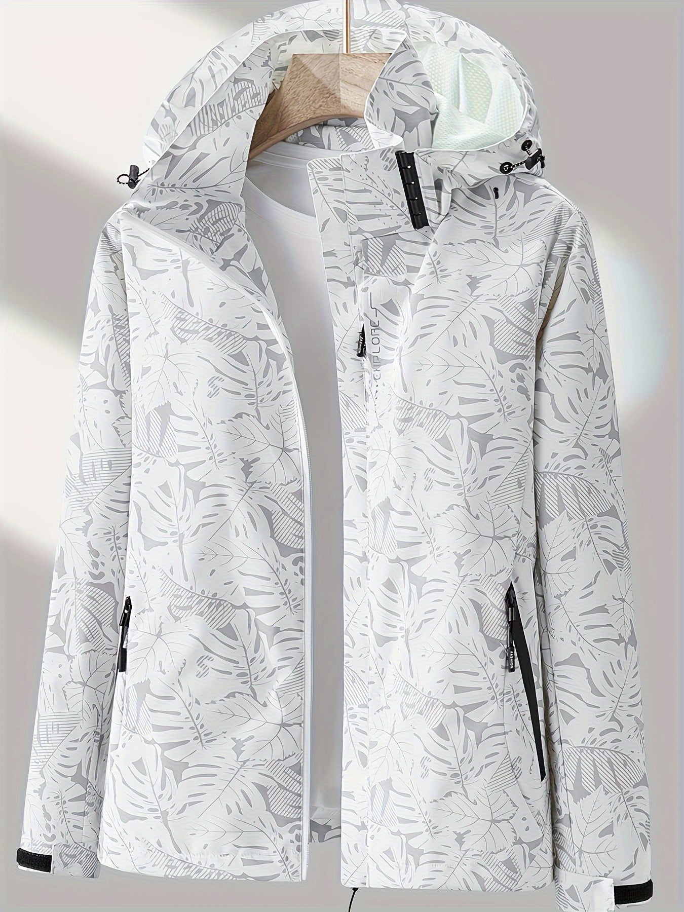 Women's camouflage outdoor jacket: Waterproof, removable hood, ideal for hiking and camping.