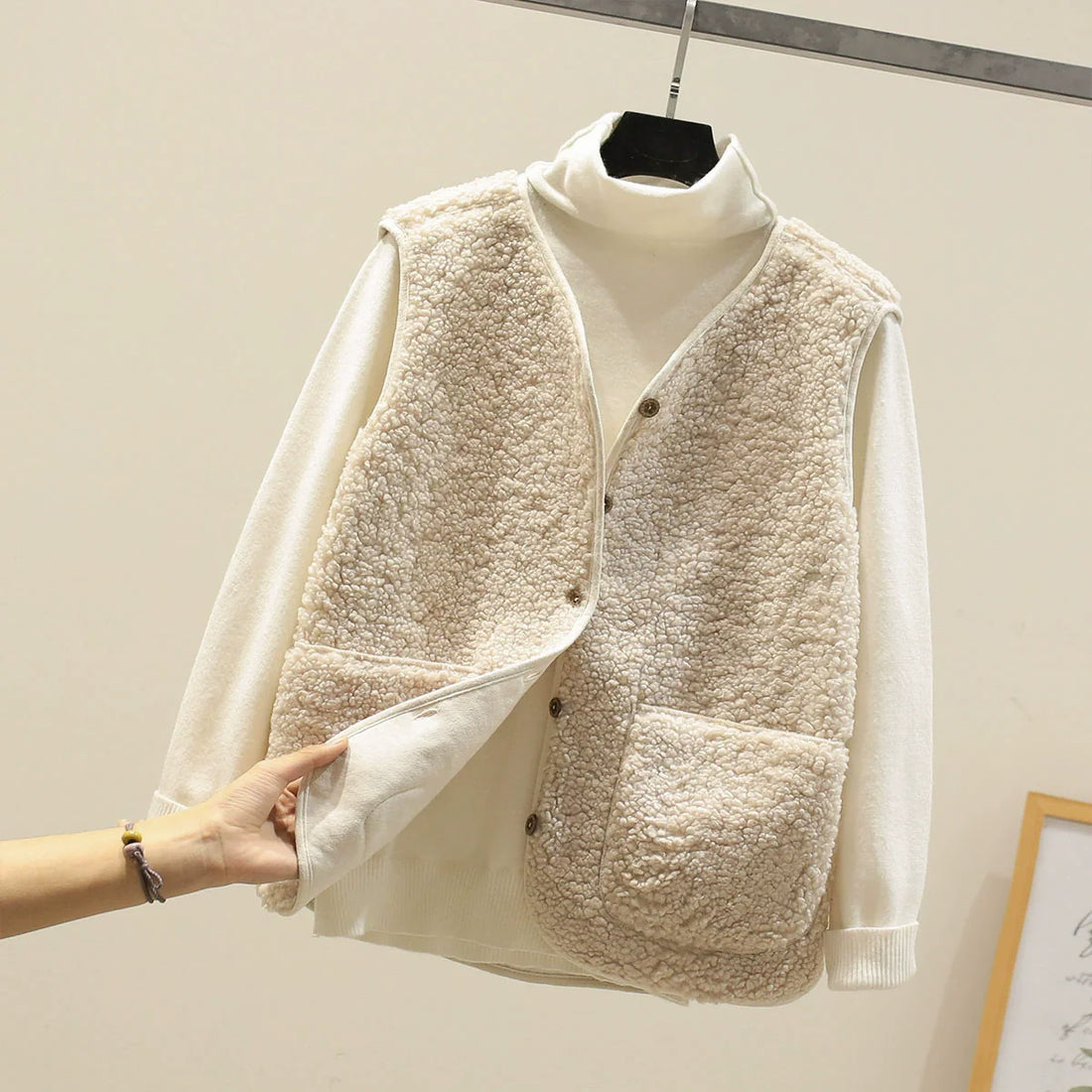 Women’s Vest – Plush Shearling Feel – Relaxed Fit – V-Neck – Button Front – Patch Pockets