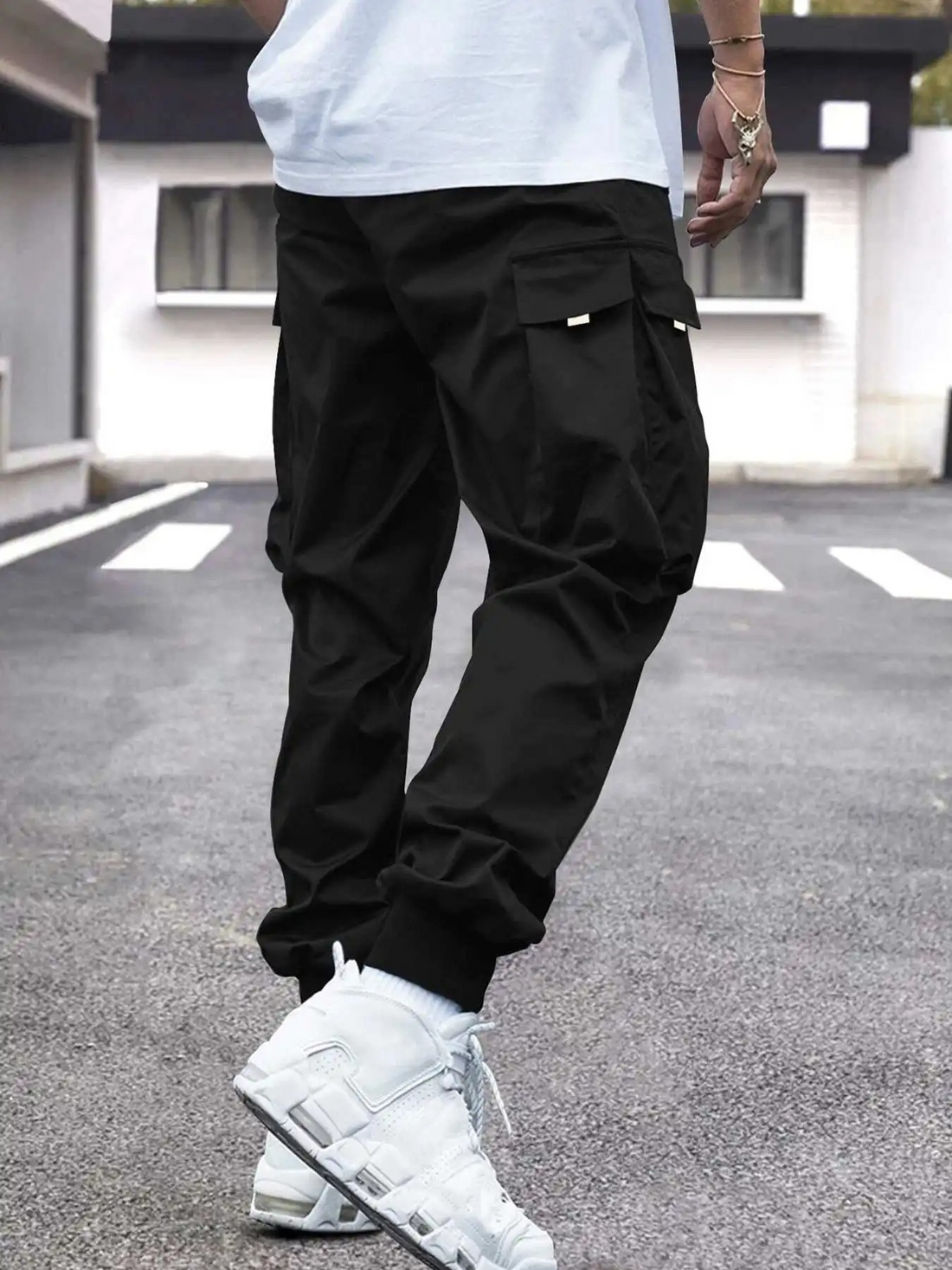 Comfortable cargo jogging trousers with pockets for men