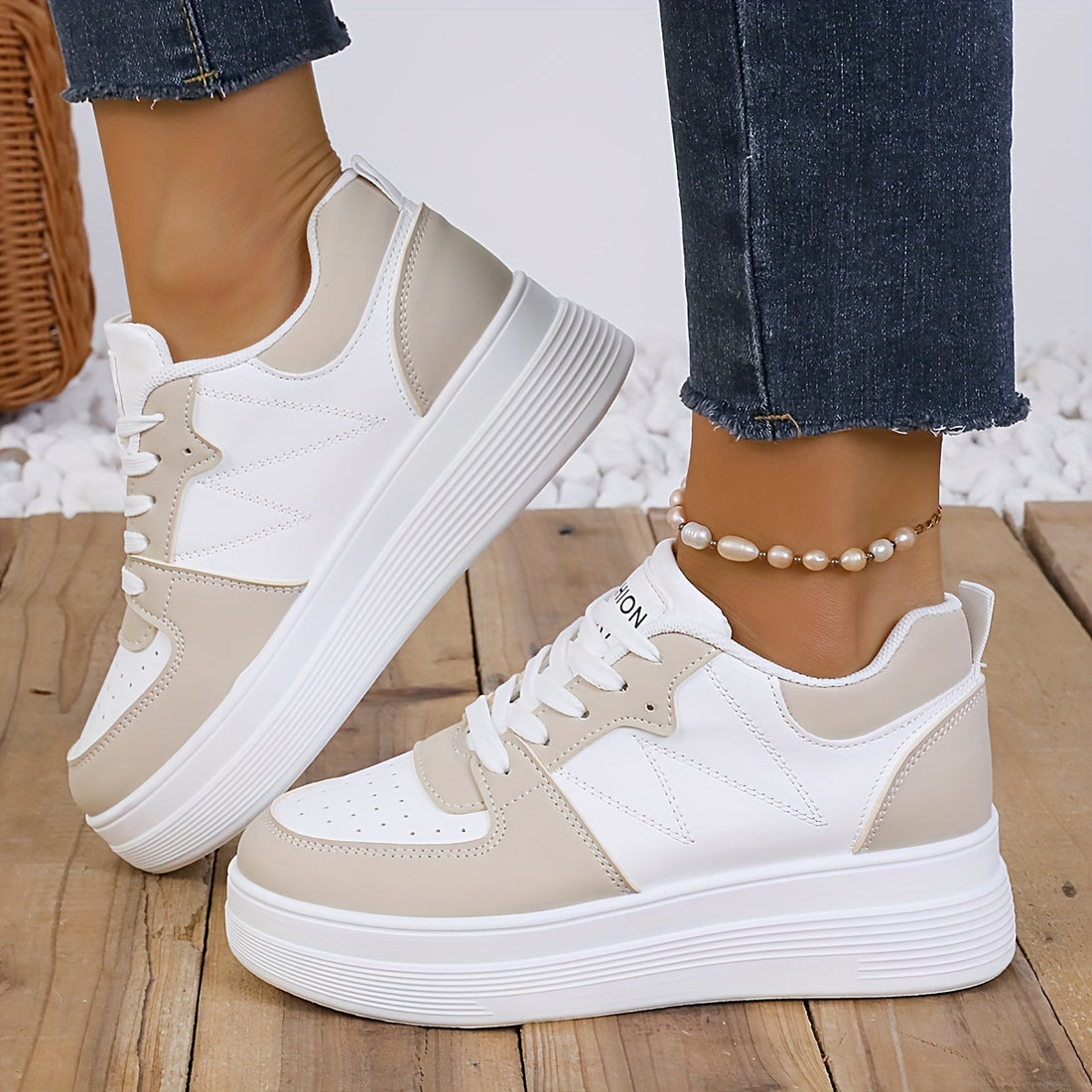 Lightweight lace-up casual shoes for women