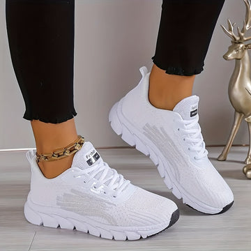 Lace up low-top running shoes for women