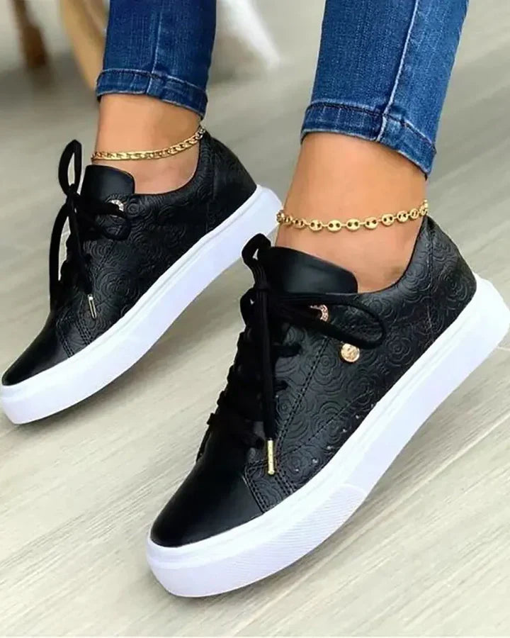 Chic sneakers with gold detail for women