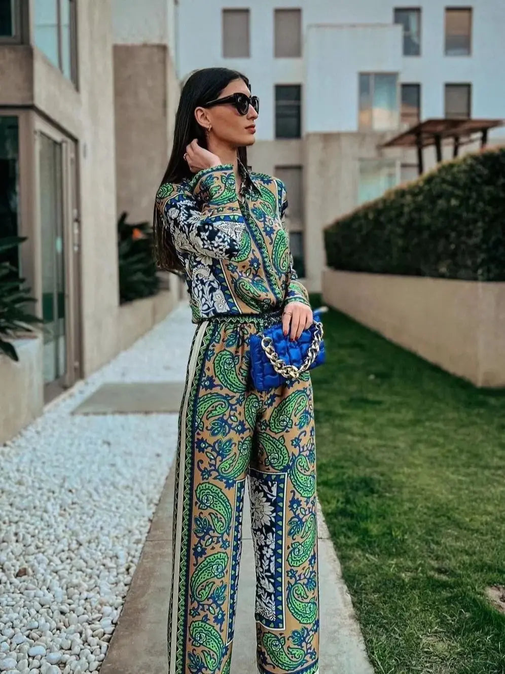 Boho Summer Set: Women's vintage 2-piece outfit with a flowy crop top and wide-leg pants. Effortless summer style.