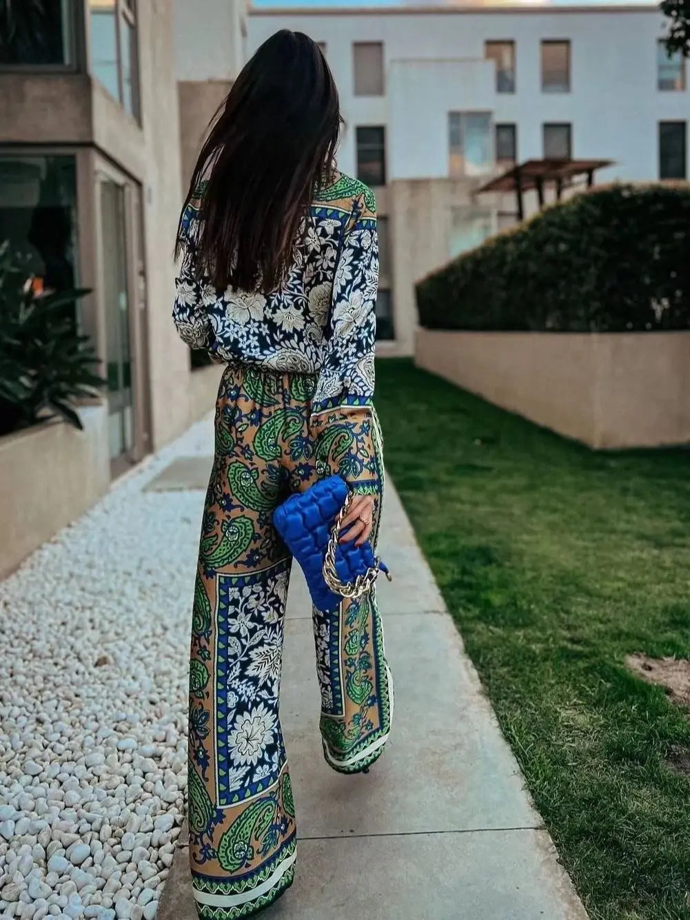 Boho Summer Set: Women's vintage 2-piece outfit with cropped top and wide-leg pants. Effortless summer style.