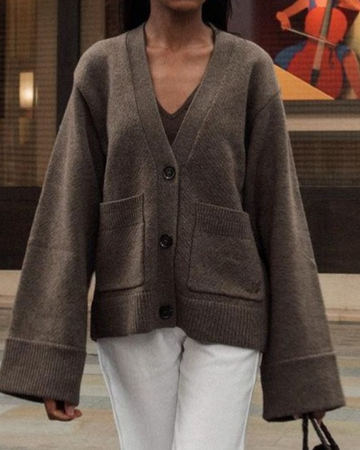 Women’s Knitted Cardigan – Oversized Fit – V-Neck – Wool Blend – Button Front – Patch Pockets