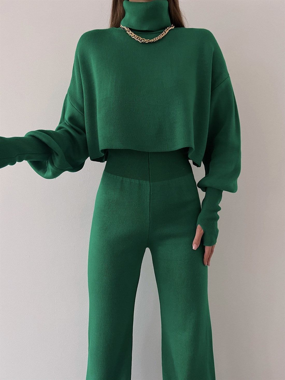 Women’s Two-Piece Suit – Ribbed Knit – Cropped Turtleneck – Wide-Leg High-Waist Pants