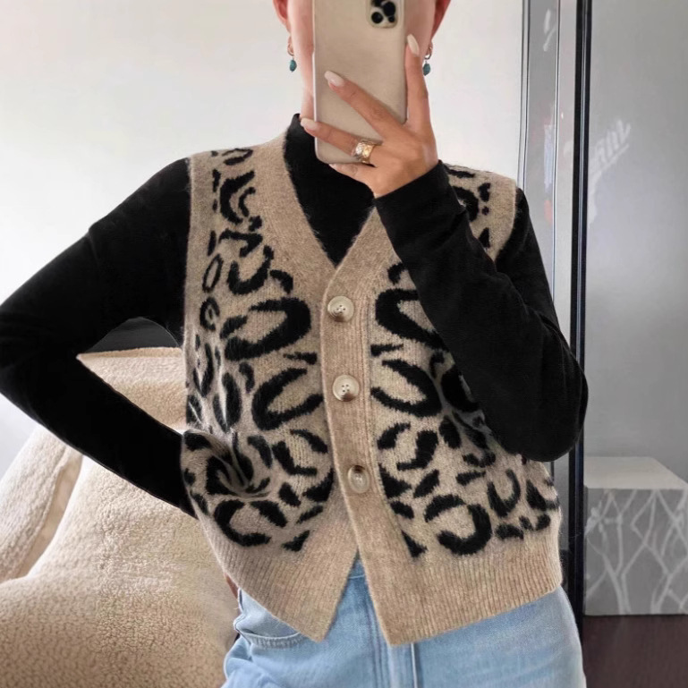 Women’s Cardigan Sweatshirts – Wool Knit – V-Neck – Button Front – Relaxed Fit – Short Length