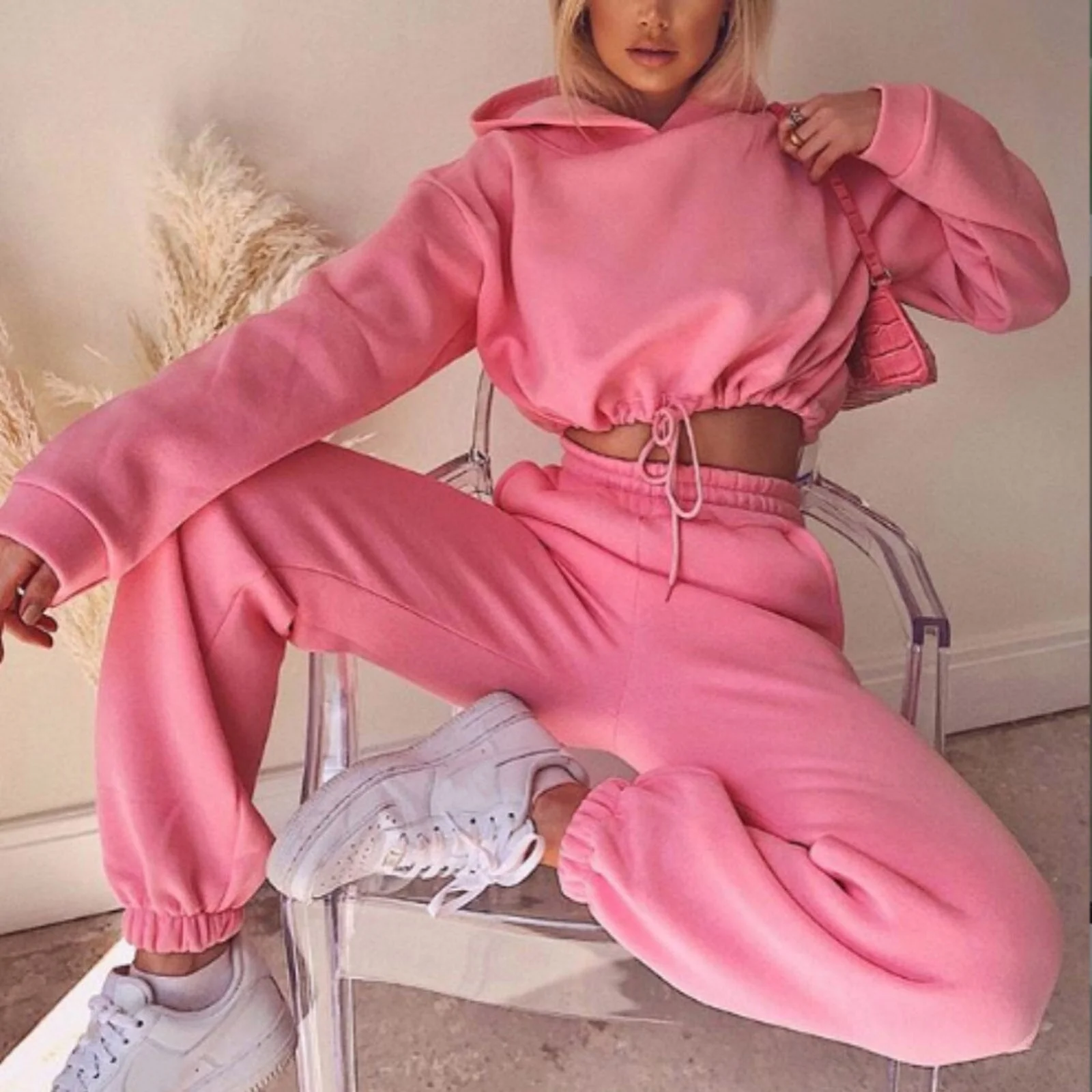 Women’s Two-Piece Tracksuit Set – Cropped Hoodie – Soft Fleece – Tapered Joggers – Relaxed Fit