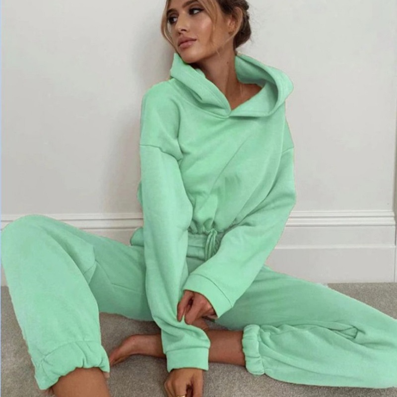 Women’s Two-Piece Tracksuit Set – Cropped Hoodie – Soft Fleece – Tapered Joggers – Relaxed Fit